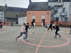 CM1: initiation au hanball avec le Riantec handball club