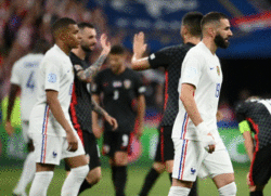 Kylian Mbappé et Karim Benzema à la fin d’un match de foot