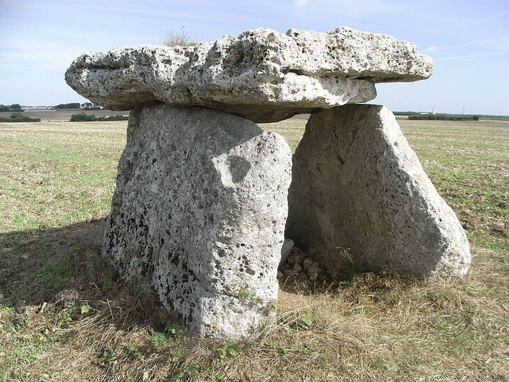 Dolmen de la Pierre LevÃ©e 02.JPG