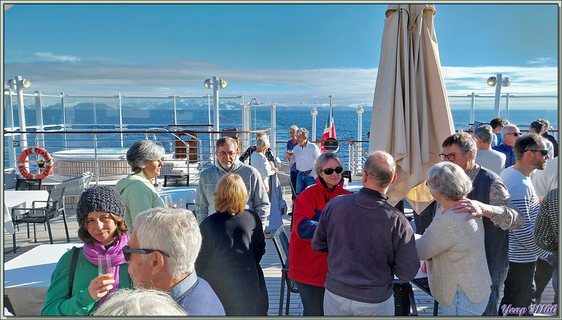 La journée s'achève par la reprise de navigation avec pour paysage la côte nord-ouest du Spitzberg (Albert I Land), le recap, un cocktail sur le pont arrière ... et le dîner - Svalbard - Norvège 