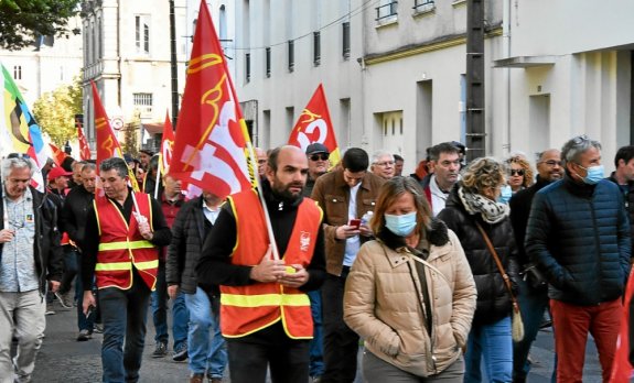 Après le rassemblement devant la sous-préfecture, le cortège s'est élancé sur un nouveau parcours, vers le quai d'Arcole, en raison des travaux rue Nationale.