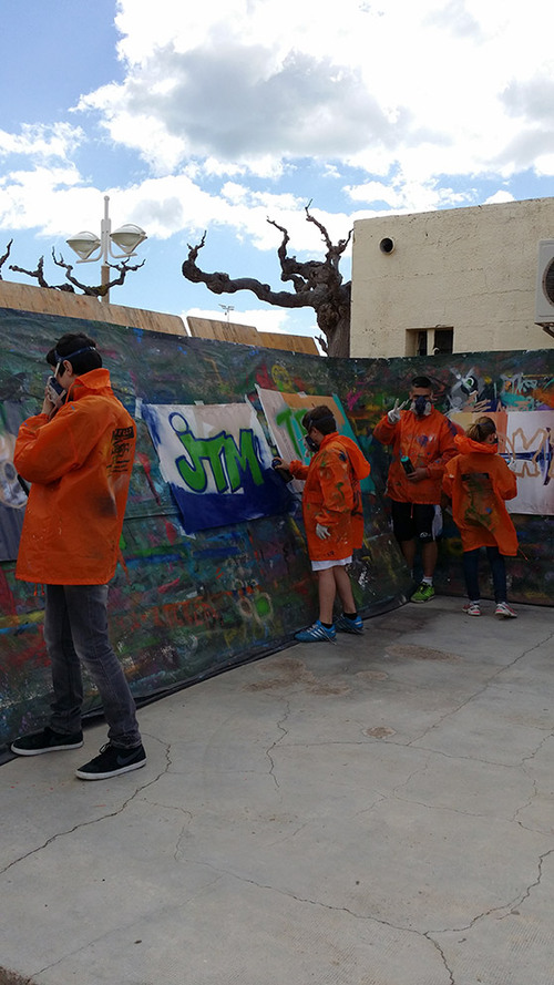 Atelier d'initiation au graff par petits groupes et sur affichettes lors du festival paradis des pitchous à Valras (34)
