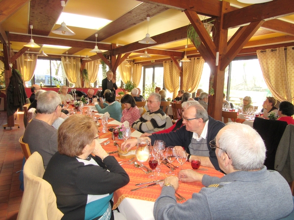 Les peintres des Amis du Châtillonnais ont partagé un excellent repas à "L'Armoise", le restaurant de Riel les Eaux