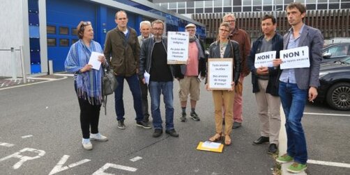 Une dizaine de personnes venues de tout le FinistÃ¨re ont protestÃ©, ce mardi matin, devant les urgences de Brest, Ã  la Cavale-Blanche, contre les tests osseux.