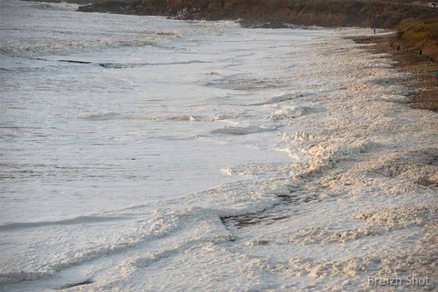 La mousse de l'océan Atlantique au Fort Bloqué - Guidel La mousse de l'océan Atlantique au Fort Bloqué - Guidel