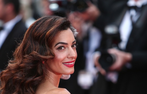 Amal Clooney permet à une étudiante libanaise de poursuivre ses études