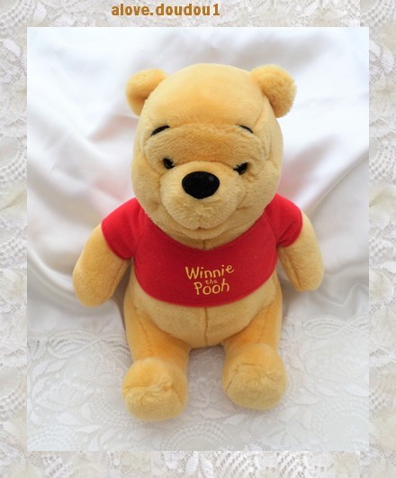 Doudou Peluche Ours Winnie Assis Disney T-shirt Rouge Winnie the Pooh 23 cm