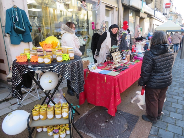 Les commerçants de Châtillon sur Seine  ont organisé un grand marché de Noël dans les rues de la ville...