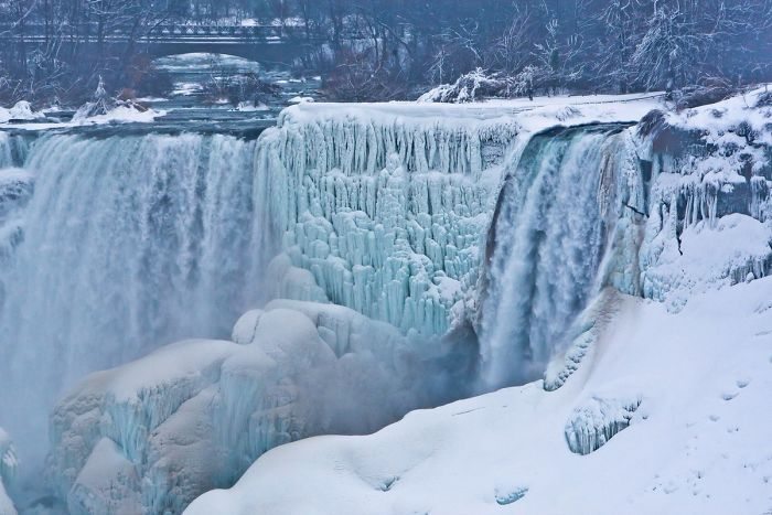 Il fait si froid au Canada que les chutes du Niagara sont gelées et semblent sorties tout droit de Narnia