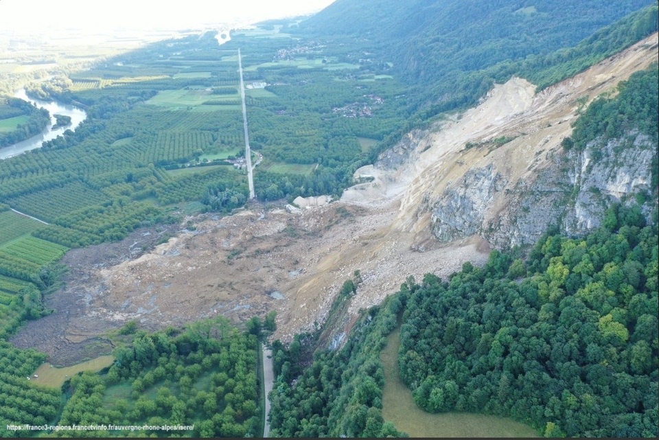 Impressionnant : un pan de montagne tombe à 15 km de chez moi