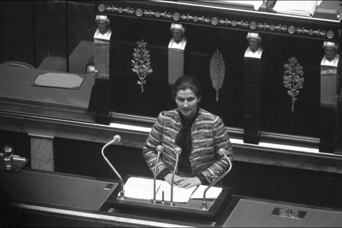 Simone Veil connue principalement pour avoir obtenu la légalisation de l’avortement, mais elle a aussi sauvé des prisonnières pendant la guerre d’Algérie