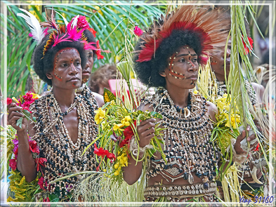 Les danses terminées, séance photos, difficile de se frayer une place pour réaliser la photo exceptionnelle ! - Tufi - Maclaren Harbour - Province d'Oro - Papouasie Nouvelle-Guinée