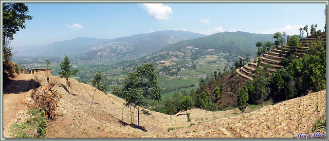 Blog de images-du-pays-des-ours : Images du Pays des Ours (et d'ailleurs ...), Traversée Nagarkot-Katmandou: La vallée est là avec à gauche le nuage de Katmandou polluée - Népal