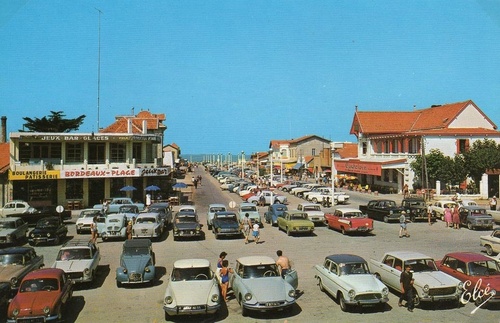02 - A la mer, les voitures dans les cartes postales; années 1930 à 1970