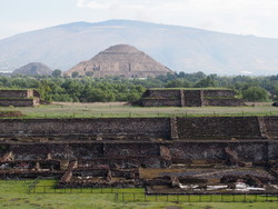 Teotihuacan - La pyramide du soleil et celle de la lune en 2ème arrière plan