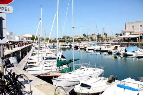 Capitale historique, économique et administrative de l’Île de Ré, Saint martin semble constituer un village au Xème siècle, contenant le port comme noyau urbain peuplé dès le Moyen Âge d’artisans, de commerçants et de négociants qui exportent du vin, du sel et importent des céréales et du bois. L’importance commerciale et stratégique de Saint-Martin-de-Ré place le village au centre de convoitises diverses. Un premier siège de 3 mois en 1627 par le duc de Buckingham mène Vauban à ériger entre 1681 et 1685 les fortifications et la citadelle tout en aménageant le port et le front de mer. La ville sera attaquée de nouveau par une flotte anglo-hollandaise en 1696 détruisant de nombreuses maisons et endommageant l’église.