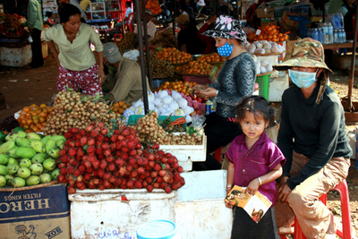 Blog de images-du-pays-des-ours :Images du Pays des Ours (et d'ailleurs ...), Dans certains endroits, la poussière impose le port de masques - Marché de Banlung - Cambodge