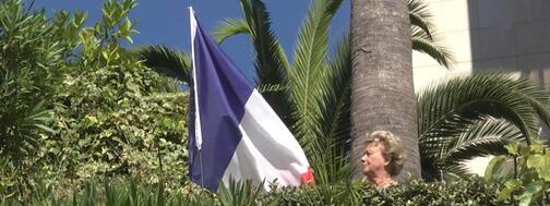 Capture d'écrant de la vidéo mise en ligne le 18 septembre 2016 par "Nice Matin", montrant la retraitée Michèle Panicali et&nbsp;le drapeau français qu'elle a planté dans le jardin de son appartement de&nbsp;Nice (Alpes-Maritimes).