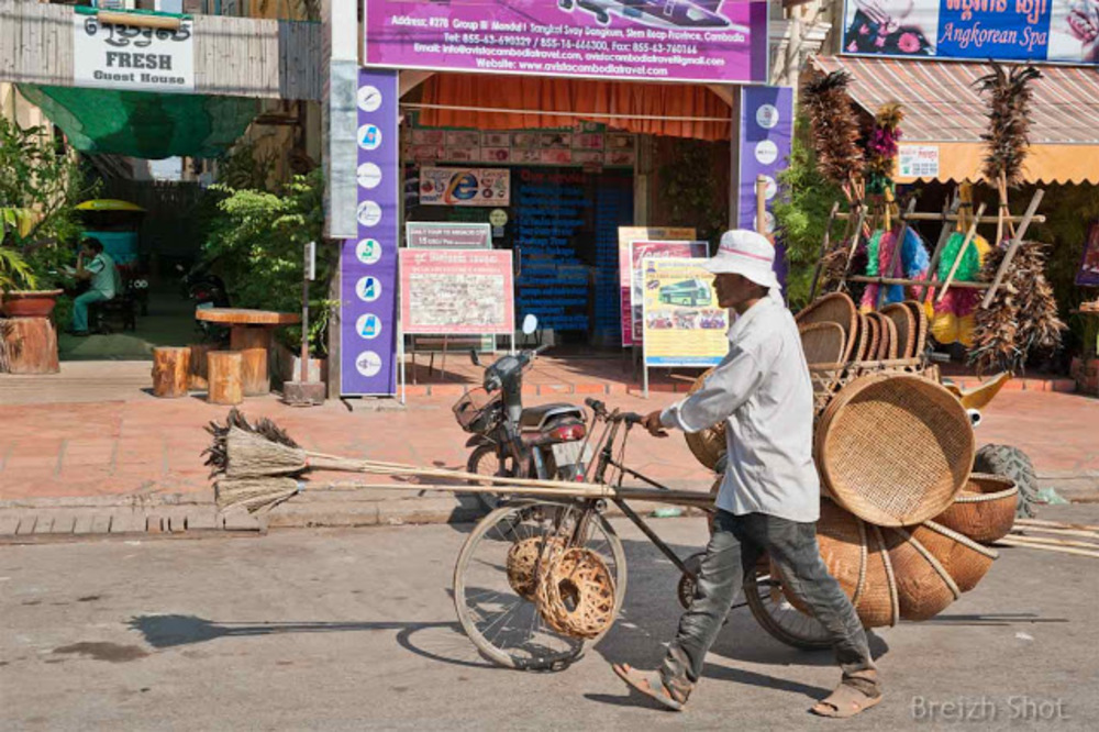 Kompong Cham : Plumeaux,paniers,balais,marchand à vélo 