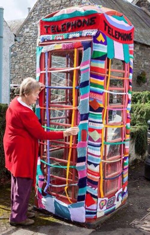 Ecosse: A 104 ans, elle fait du street art en tricotant