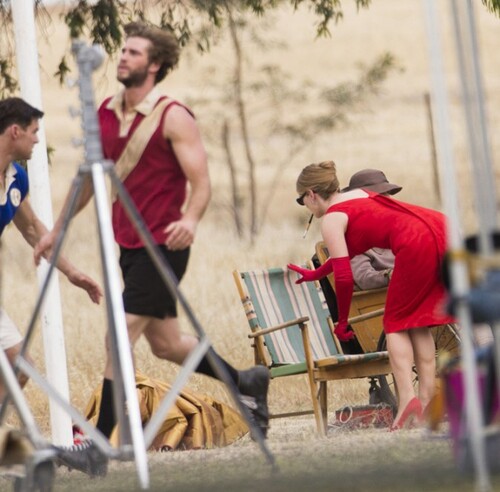 Kate Winslet et Liam Hemsworth sur le tournage du film The Dressmaker