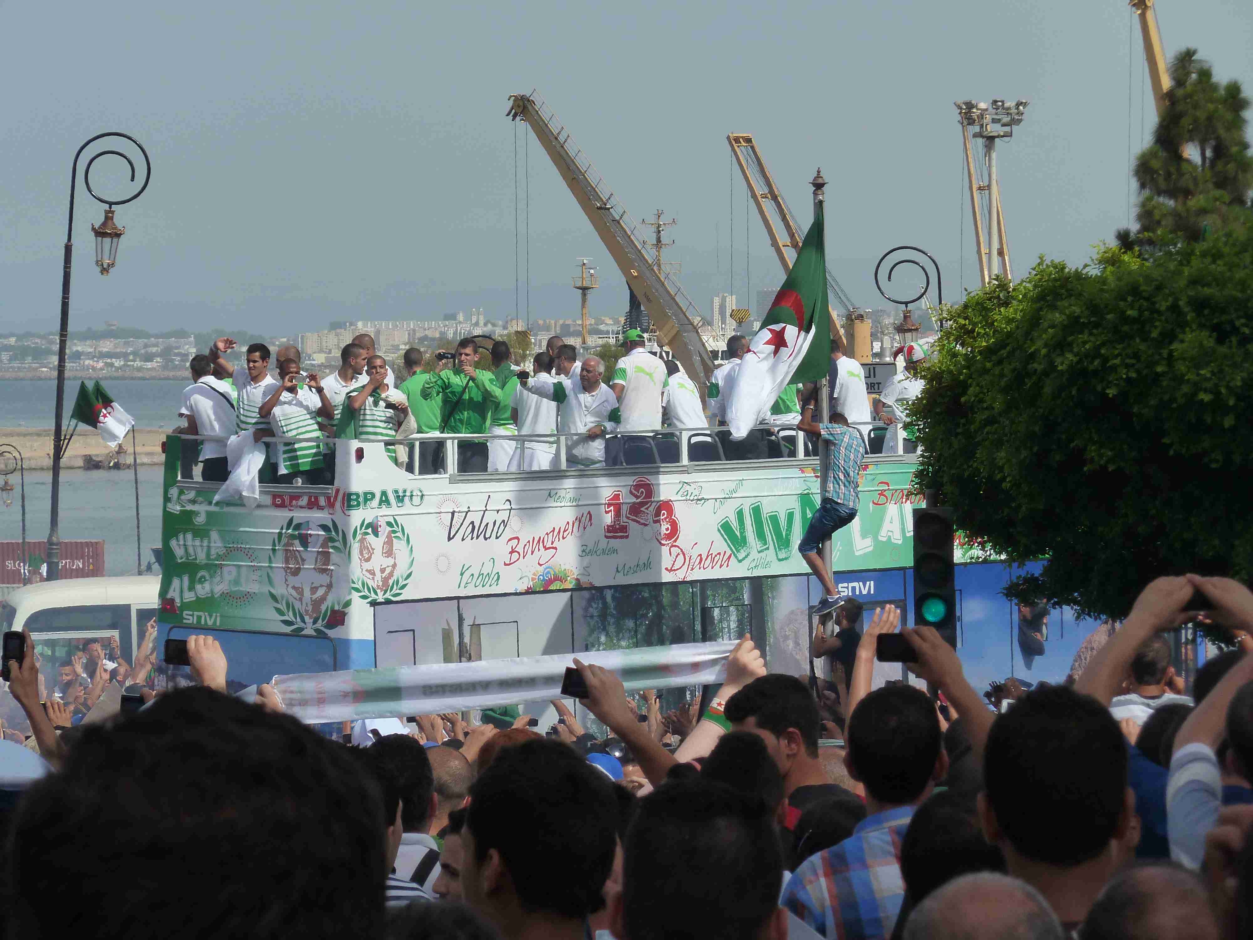 Mercredi 2.7.2014 parade de l\'EN dans les rues d\'Alger après le mundial 2014