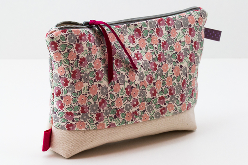 Un sac et une pochette à fleurs roses