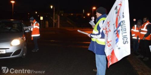 Les salariés des serres municipales ont distribué des tracts devant la salle Sologne