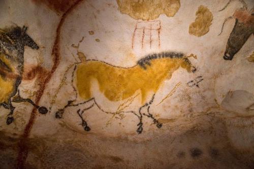 Différentes versions de l’invention de la grotte de Lascaux ont été rapportées. Elles sont parfois contradictoires et souvent relatées de façon fantaisiste : découverte fortuite par un chien ou en jouant au ballon, exploration volontaire de la cavité déjà connue. Celle-ci a été effectuée en deux temps, les 8 et 12 septembre 1940.  Selon la version la plus fréquemment racontée, le 8 septembre 1940, Marcel Ravidat découvre l'entrée de la cavité lors d'une promenade sur la commune de Montignac en Dordogne avec ses camarades Jean Clauzel, Maurice Queyroi et Louis Périer. Au cours de cette promenade, son chien Robot poursuit un lapin qui se réfugie dans un trou situé à l'endroit où un arbre avait été déraciné : un orifice d'environ 20 cm de diamètre s'ouvre au fond de ce trou, impossible à explorer sans un travail de désobstruction. En jetant des pierres pour essayer de faire sortir le lapin, Marcel Ravidat constate que le trou communique avec une vaste cavité. Comme cela se situe à 500 mètres du château de Lascaux, il pense qu'il s'agit de la sortie d'un souterrain.  Lascaux II est le fac-similé de la grotte originale, située à seulement 200 mètres. C'est la copie exacte des deux salles principales de Lascaux, grotte fermée au public en 1963. Elle contient 90% des peintures de Lascaux. Des visites intimes sont proposées pour apprécier, en petits groupes, la force et l’intimité de cette grotte ornée la plus visitée au monde.