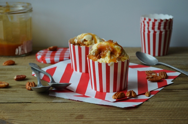 Glace vanille aux noix de pécan et caramel beurre salé