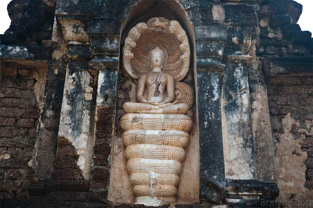 Wat Chedi Chet Thaeo, Si Satchanalai - Bouddha assis sur un naga Wat Chedi Chet Thaeo, Si Satchanalai - Bouddha assis sur un naga
