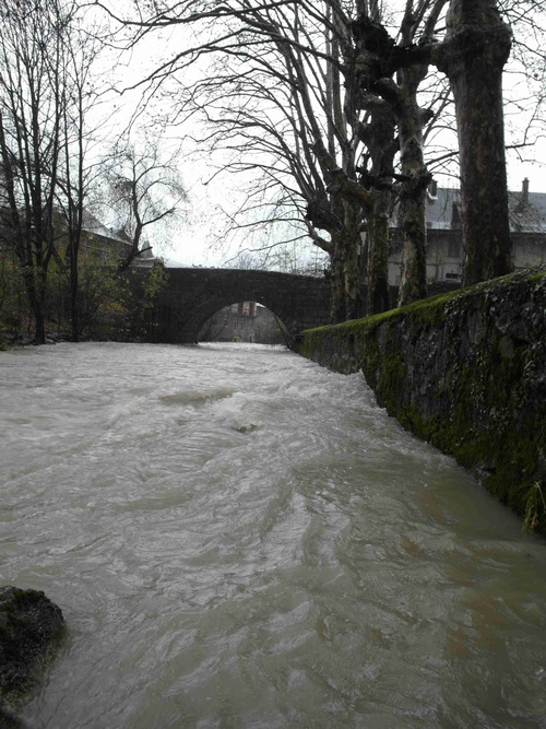 La pluie crée de grosses flaques