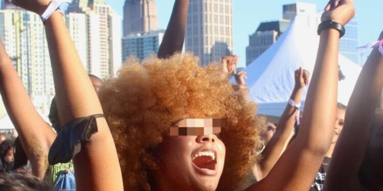 Une femme seins nus aux aisselles poilues vole la vedette à Afropunk ATL 2021