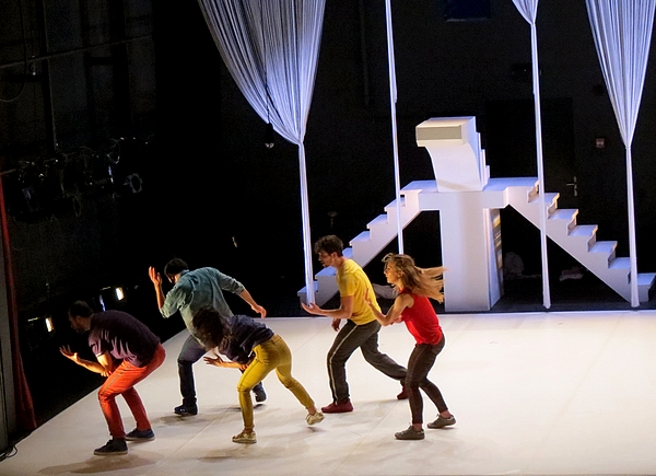 "L'hypothèse de la chute", a ravi les amateurs de danse moderne au Théâtre Gaston Bernard ....