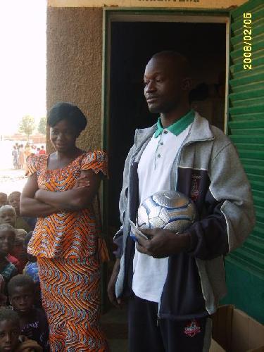 Burkina Bomborokuy Ecole remise d'un ballon des Girondins de Bordeaux