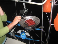 Inauguration du barbecue avec les chorizos grillés