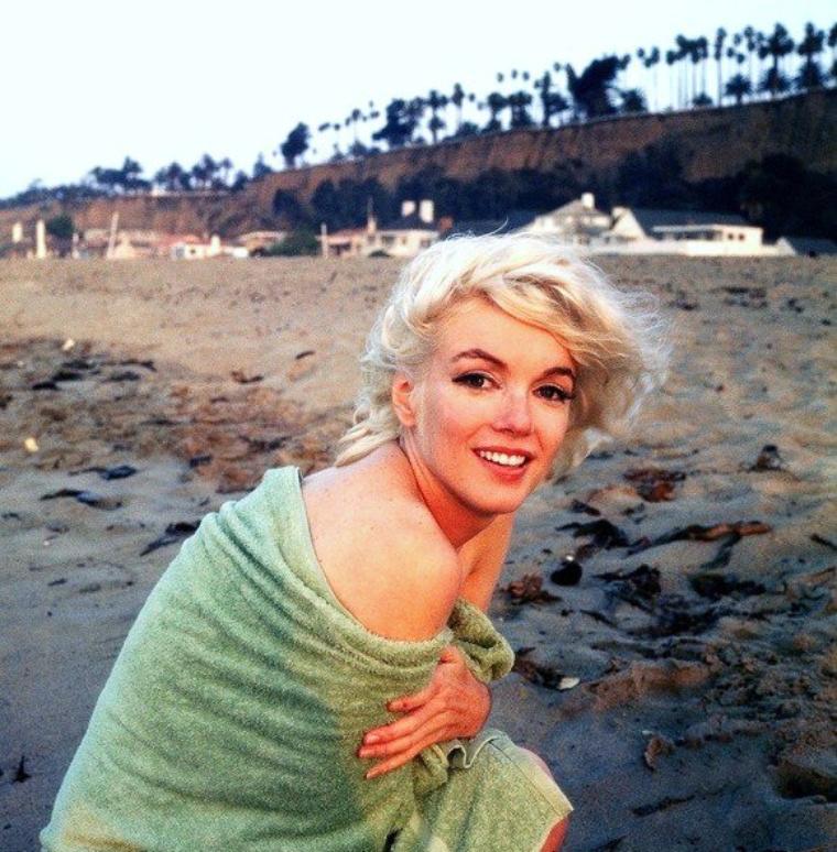 Entre Juin et Juillet 1962, Marilyn pose pour George BARRIS sur la plage de Santa-Monica... Elle décèdera en Août de la même année... à l'âge de 36 ans.