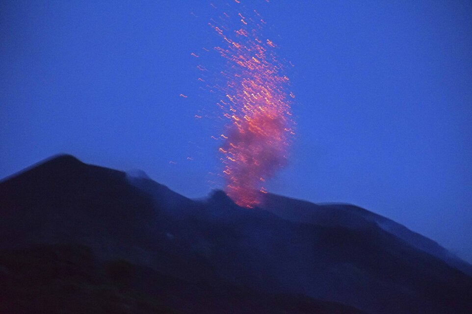 Stromboli - Montée au volcan -Jaillissement de lave