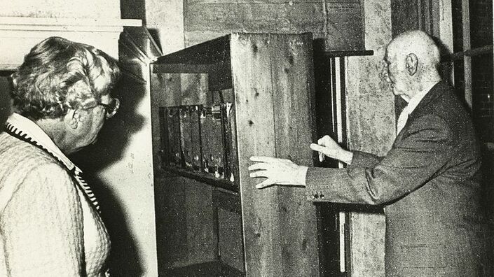 Anne Frank et sa famille sont dénoncées, arrêtées et déportées