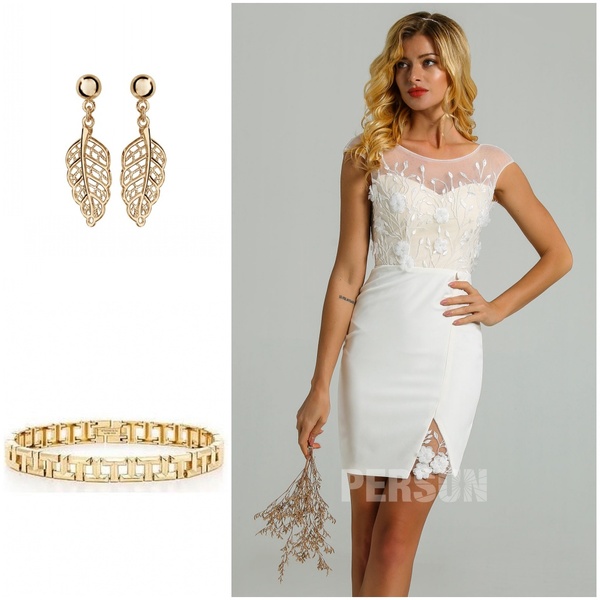 bijoux dorés pour assortir robe blanche courte haut orné de fleurs 3D