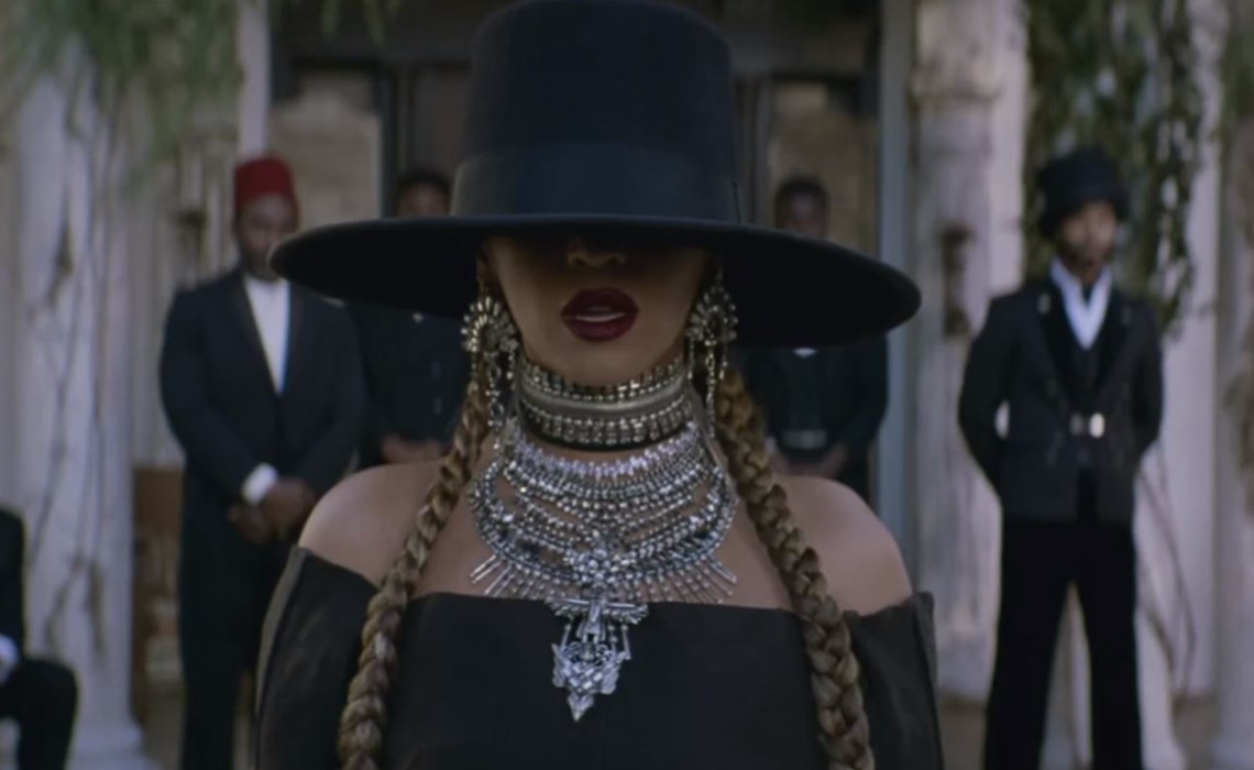 Beyoncé fait don de son chapeau pour la bonne cause - People Ciné News