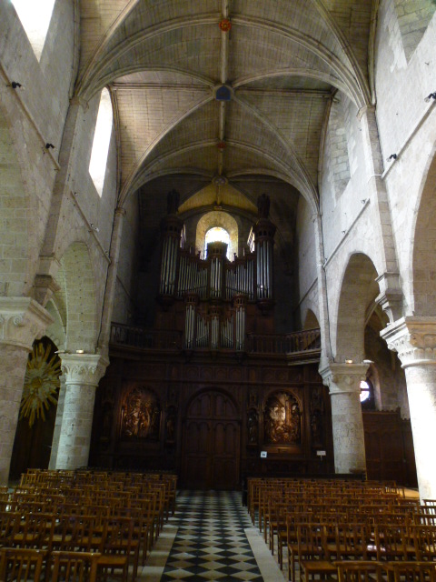 INTERIEUR DE NOTRE-DAME de BEAUGENCY, Vitraux, Chapiteaux, Statuaire ....