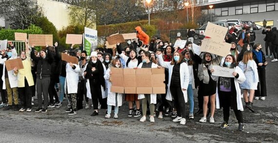 Vendredi matin, les élèves du lycée de l’Aulne étaient nombreux à manifester devant leur établissement pour réclamer une infirmière.