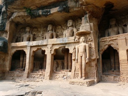 les Sculptures des Thirthankaras jaïns;