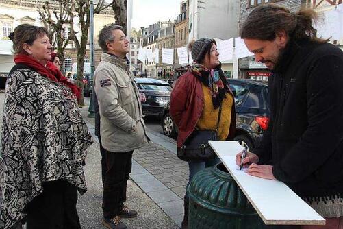 Une soixantaine d'indignés se sont retrouvés au Kiosque, face à l’hôtel de ville de Morlaix, ce samedi 9 avril, dès 18 h. Chacun était invité à s’exprimer, à tour de rôle.