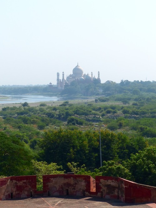 le Taj Mahal depuis le fort rouge, à Agra