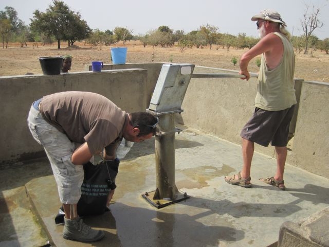Burkina Les hommes font le plein d\'eau