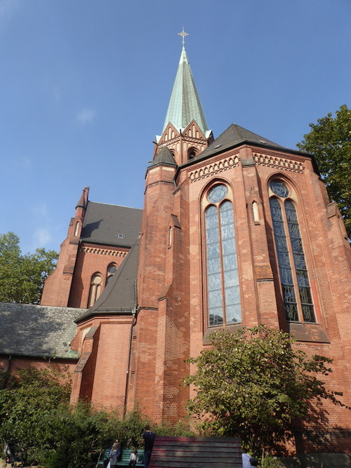 L'église catholique, à trois pas de la maison et son square.