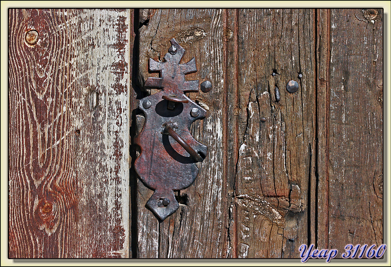  Loquet - Quelque part sur une vieille porte d'une maison des Pyrénées Orientales