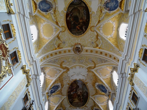 Autour de l'église Zaint Zean Baptiste de Trnava en Slovaquie (photos)